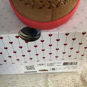 UGG Shoes - Ugg Girl’s I ❤️ Slippers Stripe Size 5 NEW UGG Shoes - Ugg Girl’s I ❤️ Slippers Stripe Size 5 NEW